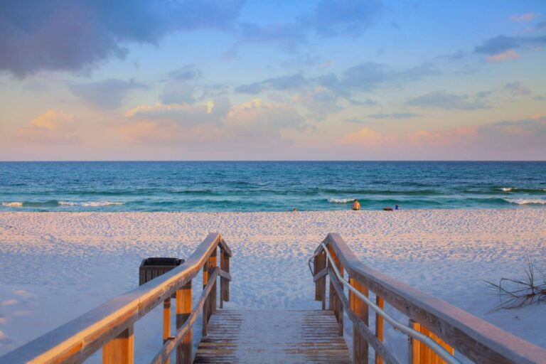 white sandy beaches on the Florida panhandle - the perfect spot to travel with kids in northeast florida